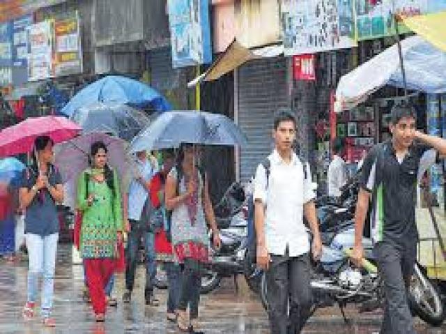 ಬಾಗಲಕೋಟೆಯಲ್ಲೂ ಭಾರಿ ಮಳೆ, ಬೀದಿಯಲ್ಲೇ ಕಾಲ ಕಳೆದ  ಜನತೆ